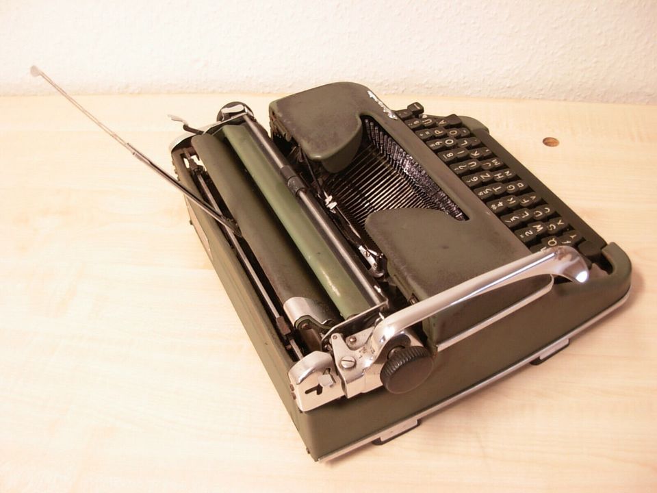 Olympia Schreibmaschine mit Koffer Antik Antike in Burkardroth