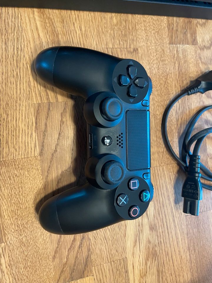 Sony PlayStation 4 mit Controller in Burgdorf