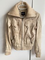 Eine Lederjacke von Bershka in beige Niedersachsen - Lilienthal Vorschau