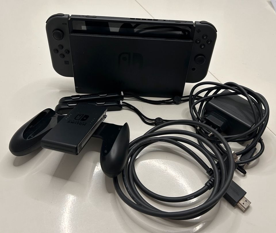 Nintendo Switch schwarz inkl. 3 Spiele in Essen