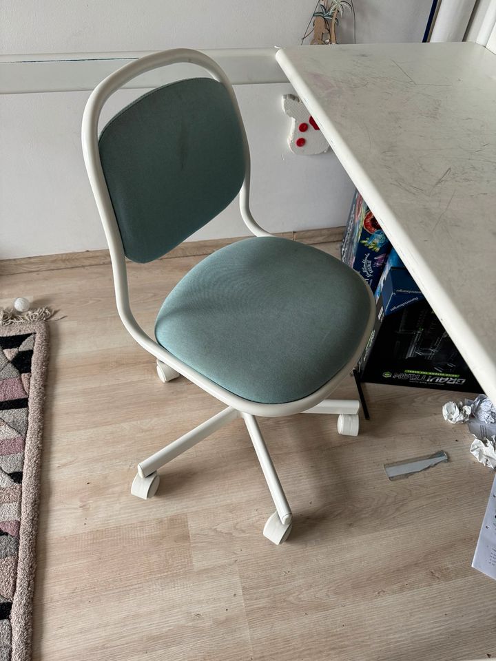 Ikea Hochbett mit Schreibtisch und Stuhl. in Köln