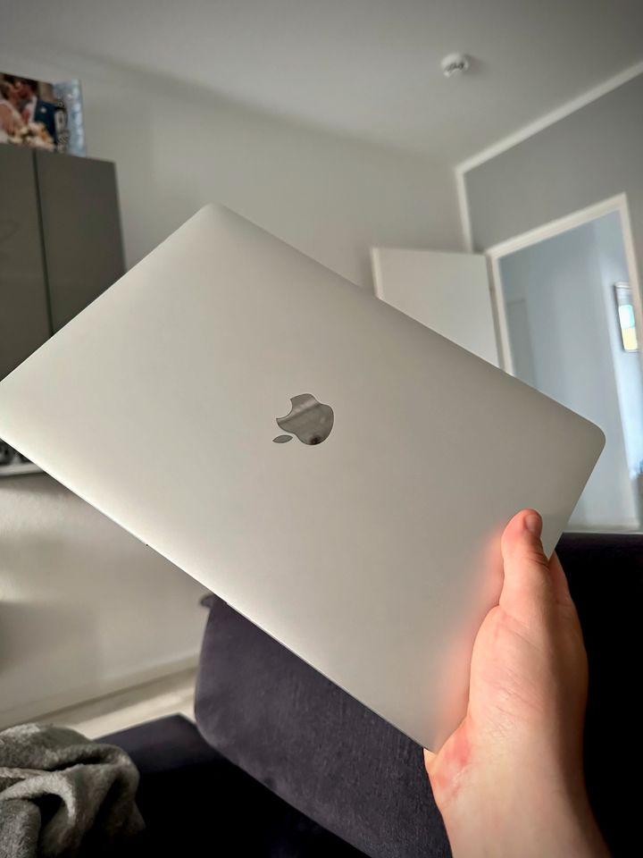 MacBook Air 13“ M1  8GB 256GB SSD in Berlin
