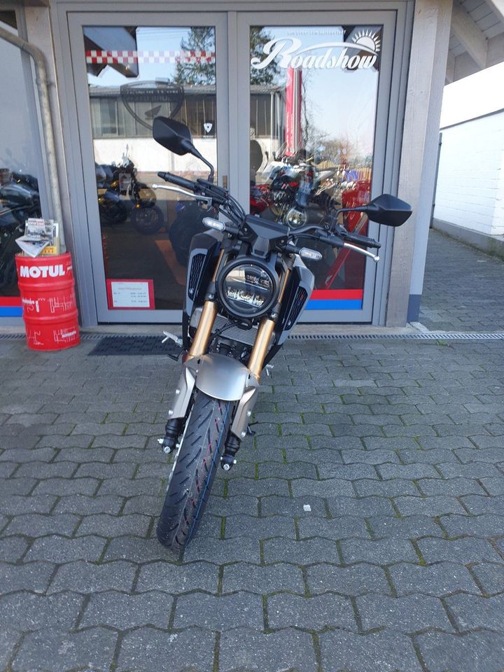 Honda CB125R Neufahrzeug 2023 in Silber auf Lager in Königswinter