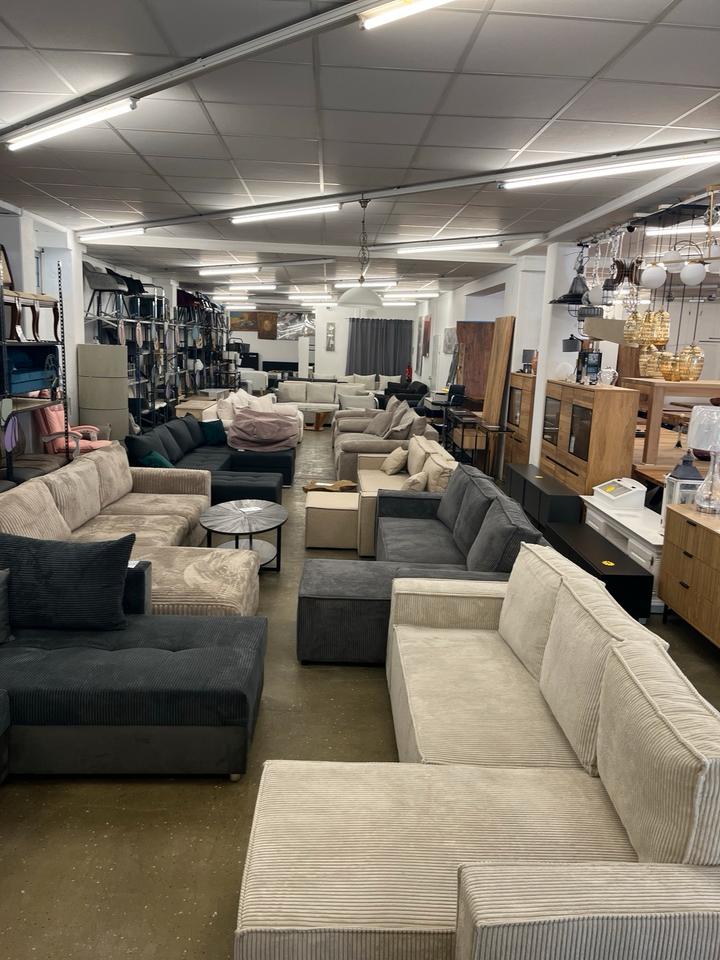 Räumungsverkauf❗️ Ecksofa Tische Stühle Lampen bis zu 70% Rabatt in Gladenbach