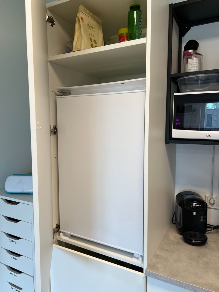 Ikea Enhet Küche weiß / schwarz / beton neuwertig mit Kühlschrank in Waltrop