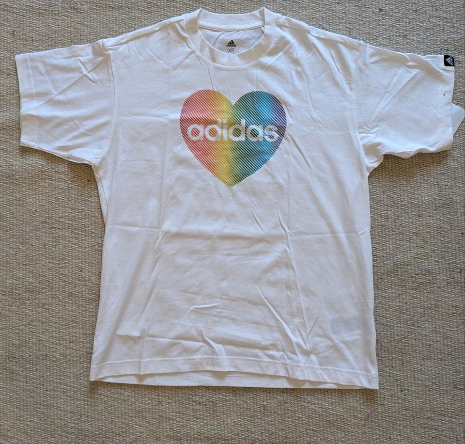 Shirt ADIDAS weiß Rainbow ,neu mit Etikett in Berlin