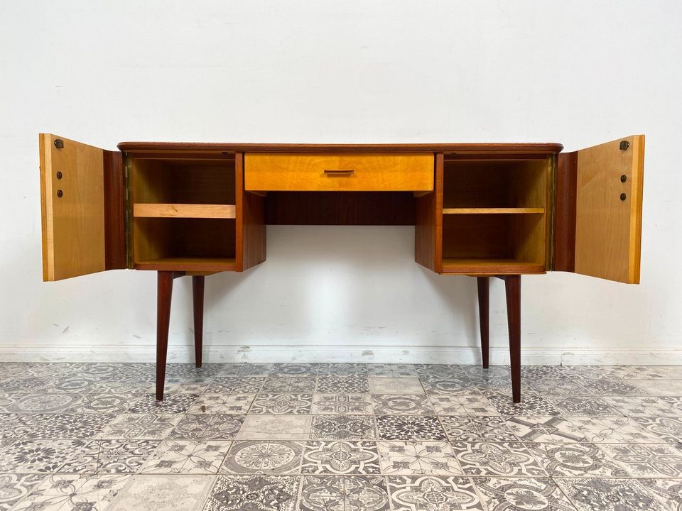 WMK Formschöner und gut erhaltener kleiner Mid-Century Schreibtisch aus den 1960er Jahren # Arbeitstisch Schminktisch Dominia Frisierkommode Desk Sekretär Rockabilly Vintage Retro 50er 60er in Berlin