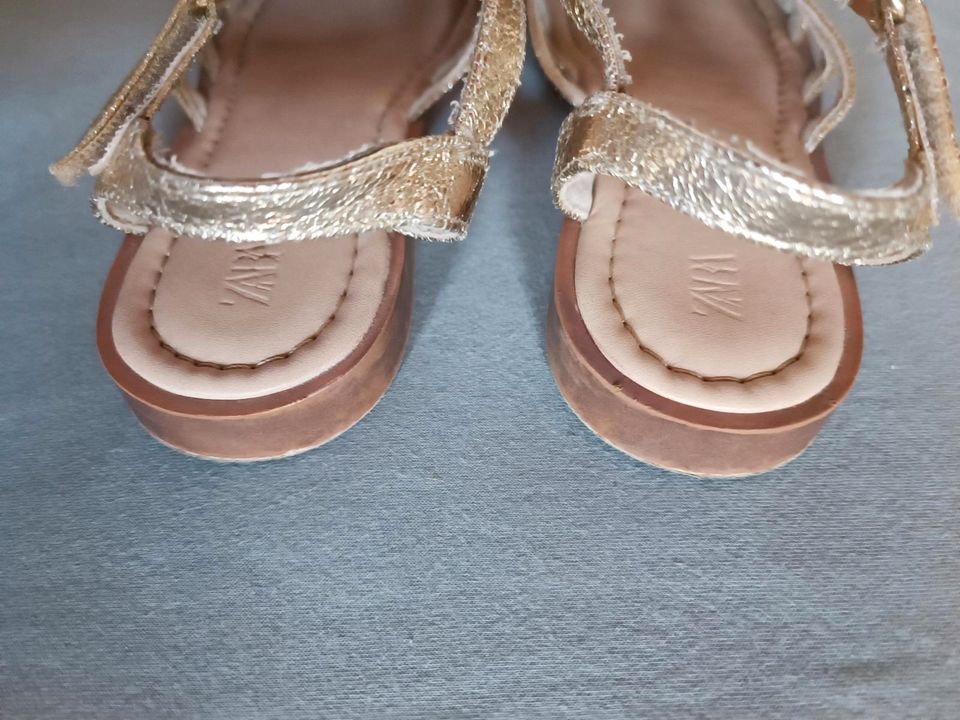 Sandalen gold Zara 32 in Erlangen