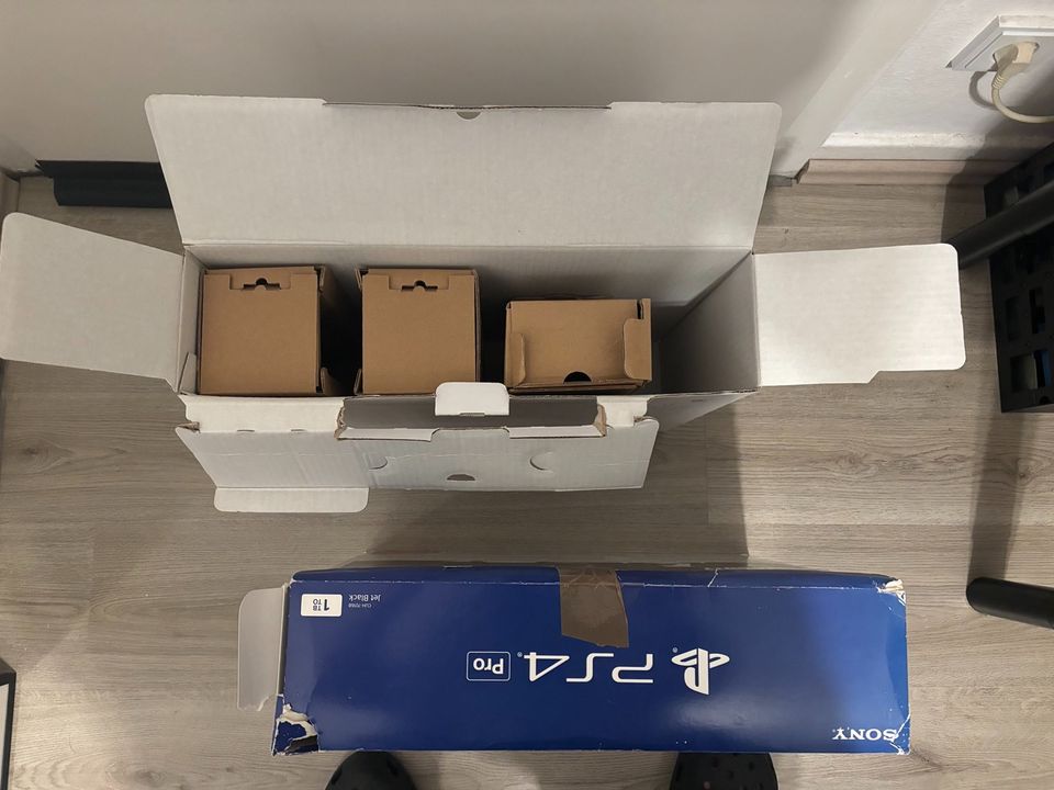 PS4 Pro OVP ohne Konsole in Essen