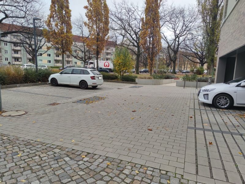 PKW-Außenstellplatz in DD-Johannstadt | auch Stellplatz für behindertengerechte Fahrzeuge in Dresden