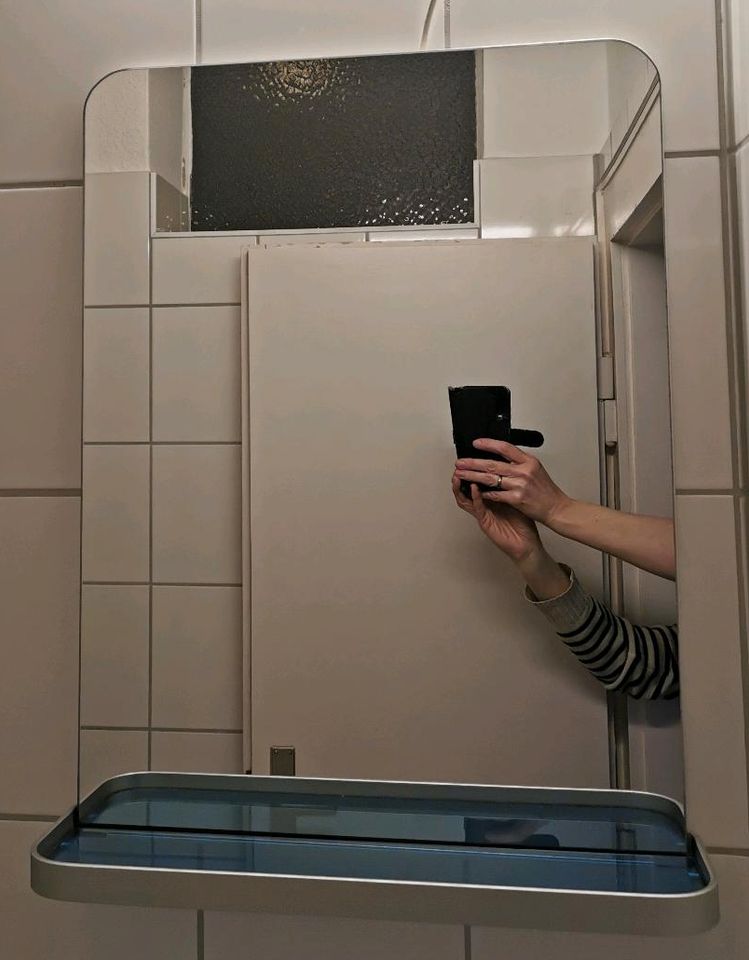 Badschrank Spiegelschrank mit Beleuchtung Badregal in Hannover