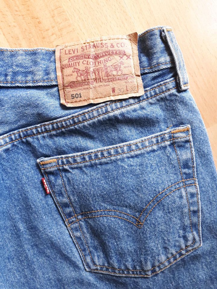 Levi's 501 Herren kurze Jeans Hose Größe W30 in Ahlen