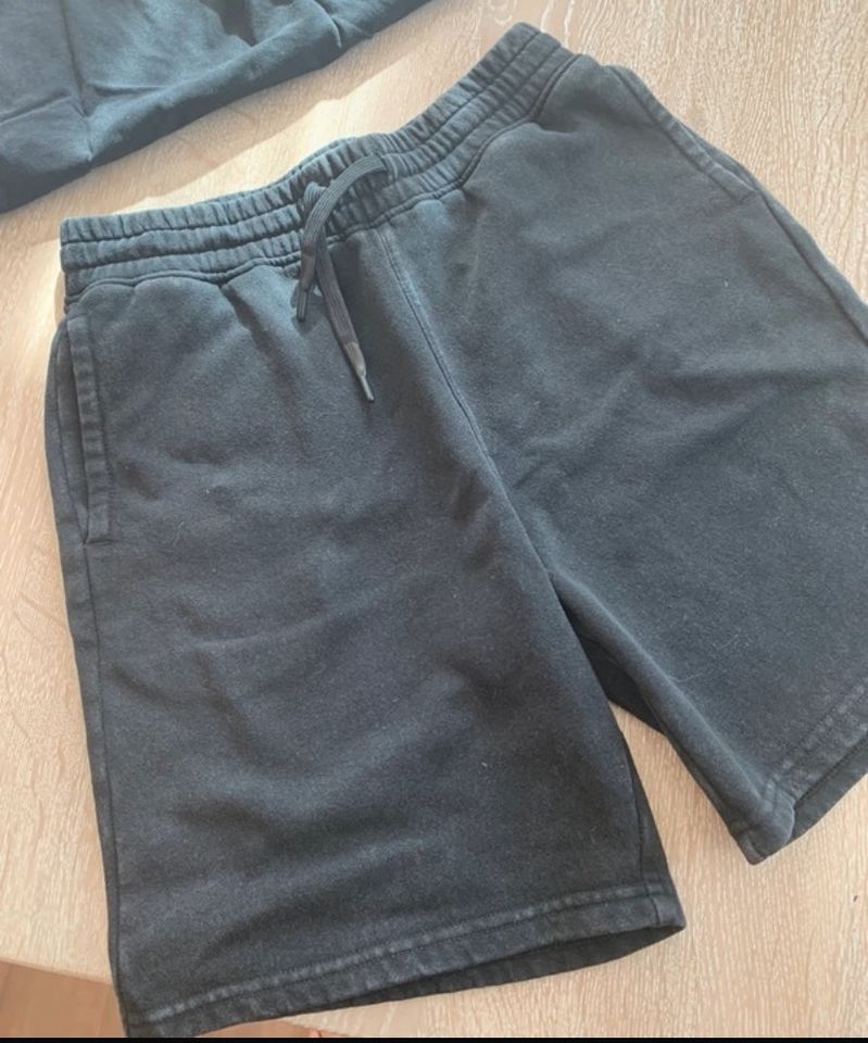 H&M Shirt Shorts kurze Hose schwarz washed look Gr. 152 in Barbing