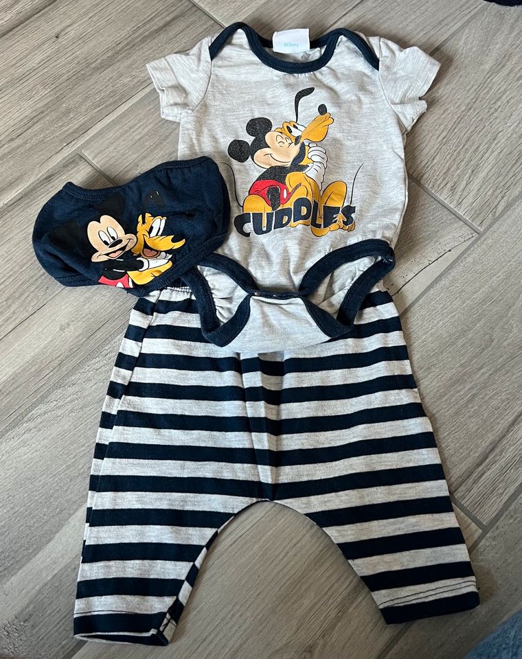 Jungs Set 56 Bodys Hosen Mützen Tücher Socken Micky Maus blau gra in Oberzissen