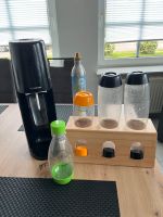 SodaStream mit Flaschen und Flaschenhalter Niedersachsen - Großefehn Vorschau