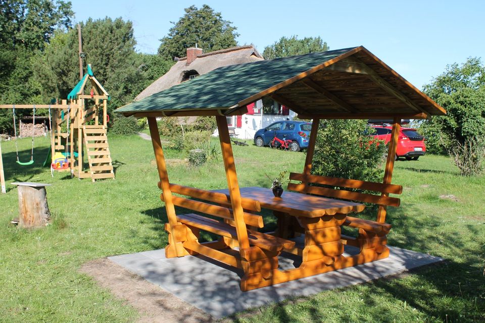 Sitzlaube Pavillon Überdachte Sitzgruppe Hütte Garnitur mit Dach in Massing