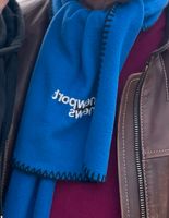 SUCHE Blauer Schal, Schal blau „Newport News“ eingestickt, Fleece Mecklenburg-Vorpommern - Greifswald Vorschau