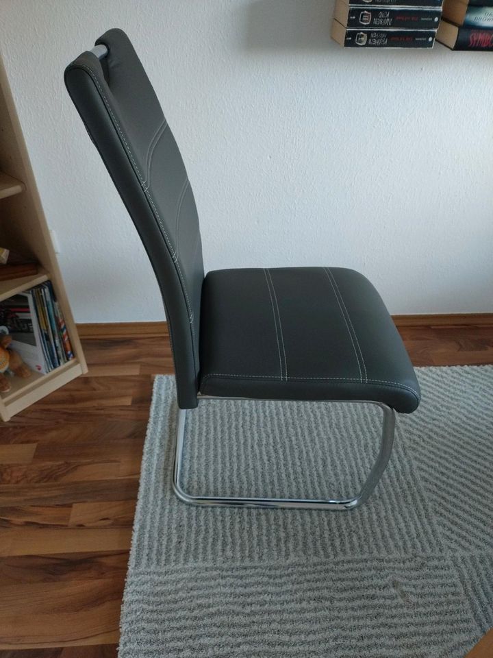 Stuhl für Esstisch (Freischwinger, grau, max. 4 Stück verfügbar) in Bremen