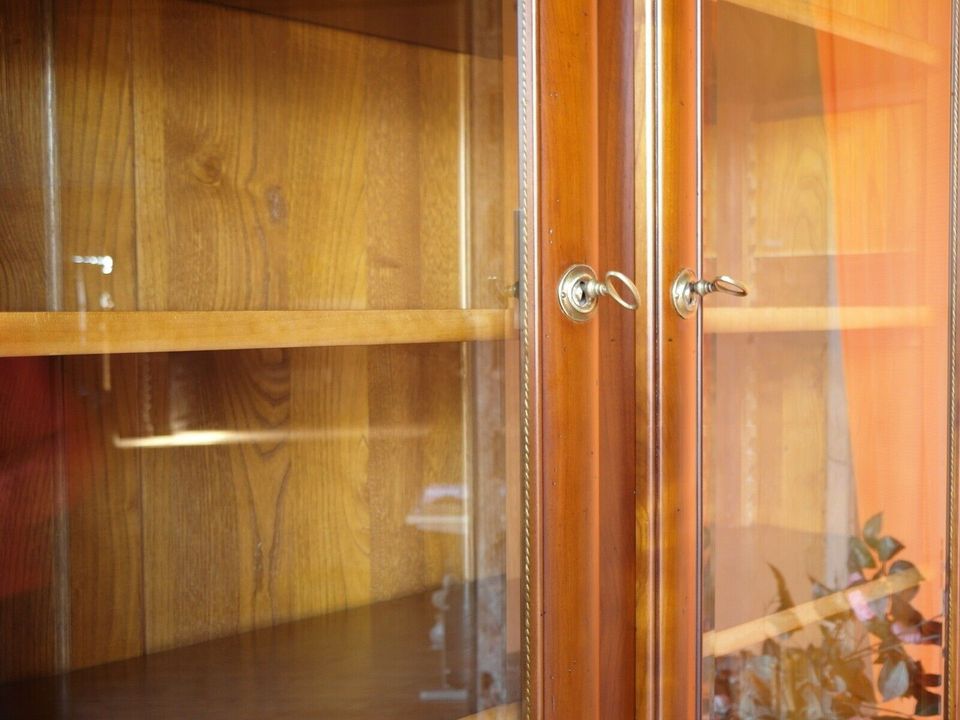 Nr.1265b Restauriert Vitrine Schrank Kirschbaum Holz Vollmassiv in Wiesbaum