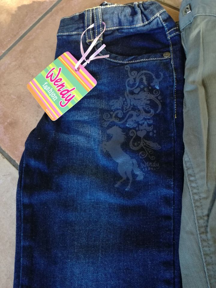 Gr. 134 weite Jeans mit Pferd von Wendy  NEU mit Etikett in Oyten