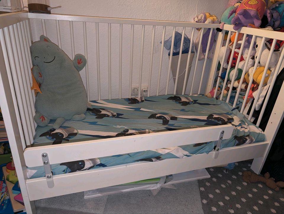 Kleinkind Kinderbett Gitterbett mit Ausfallschutz weiß in Berlin