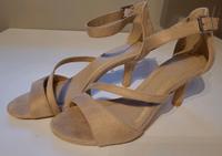 Pumps Gr. 36 Lascana beige creme Wildleder leicht Riemchen Absatz Sachsen - Annaberg-Buchholz Vorschau