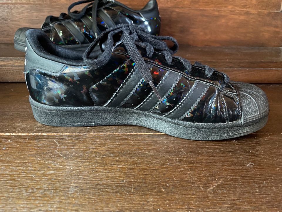 Adidas Superstar Holographisch schwarz Gr. 39 1/3 Lackleder in Hessen -  Riedstadt | eBay Kleinanzeigen ist jetzt Kleinanzeigen