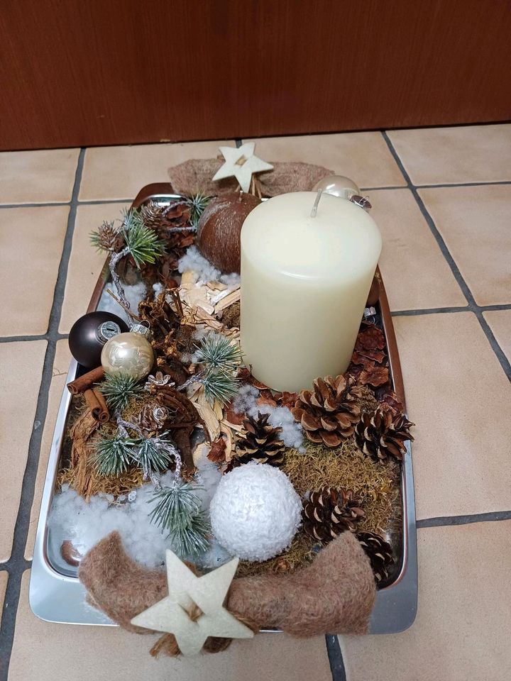 Advent, Gesteck, auf einem Tablett, 2 Kerzen, beige/braun in Oberhausen