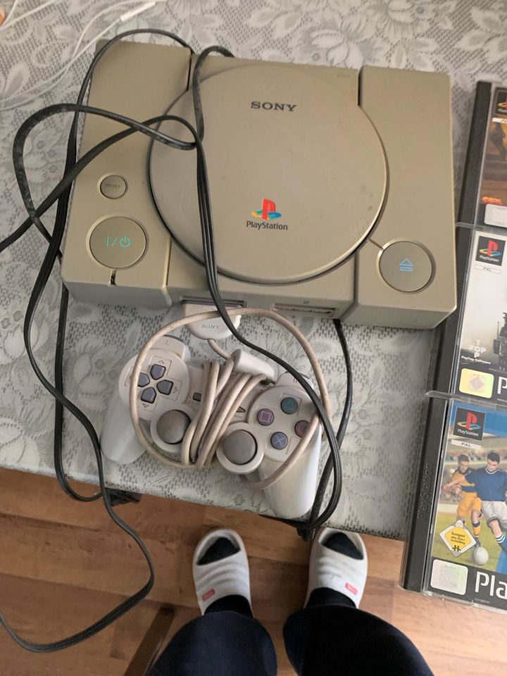 PlayStation 1 inklusive Zubehör und Spiele in Niederzier