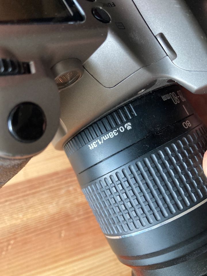 Canon EOS 3000 mit Objektiv 28-80mm analoge Spiegelreflexkamera in Berlin