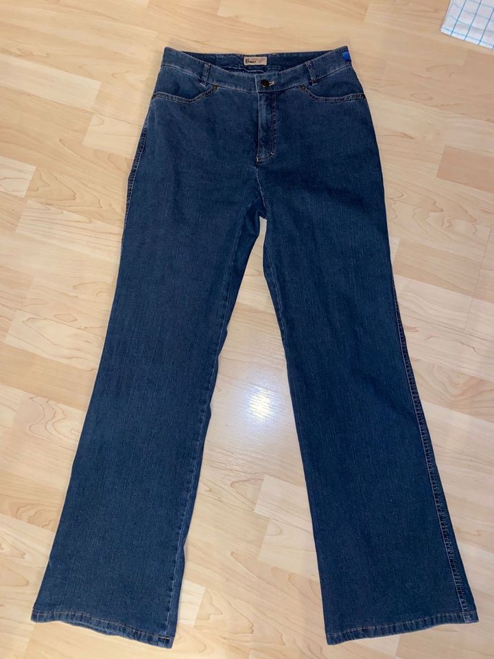 Rosner Jeans Stretch Gr. 36 gerades Bein Strass blaue Waschung in Berlin