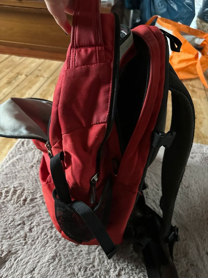 Rucksack rot von Deuter Modell Giga für Sport oder Schule in Schlaitdorf