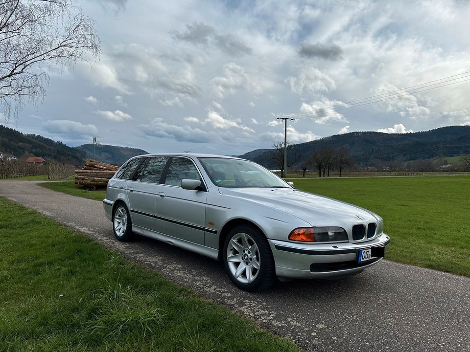 BMW 520i A Touring Xenon Klimaaut. PDC Scheckheft in Steinach Baden