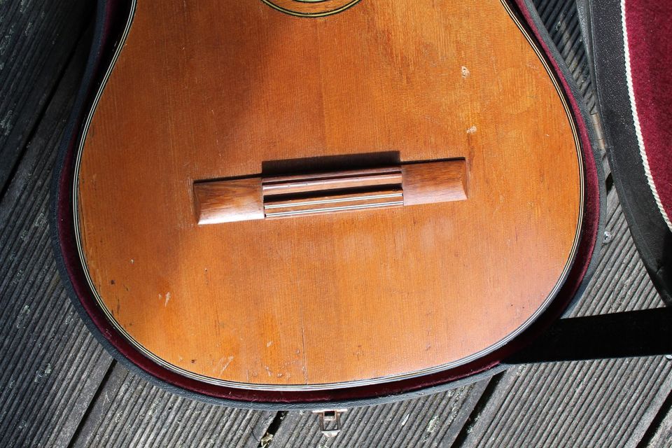 ältere Meistergitarre im Torres-Stil, 30er Jahre Konzertgitarre in Mainz