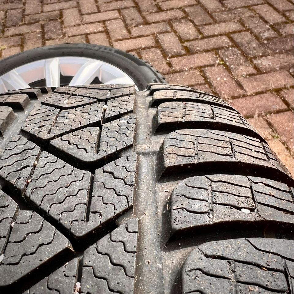 VW Helsinki 17 Zoll Winterreifen Winterräder Pirelli in Bernburg (Saale)