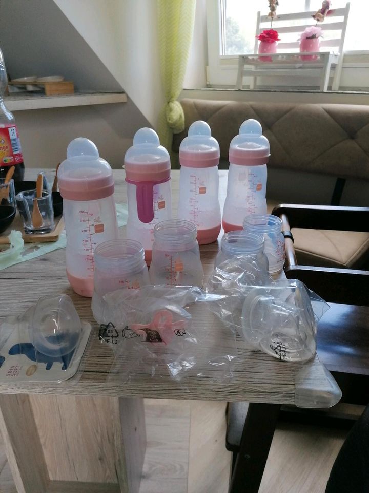 Mum Babyflaschen und Fruchtsauger in Hemme