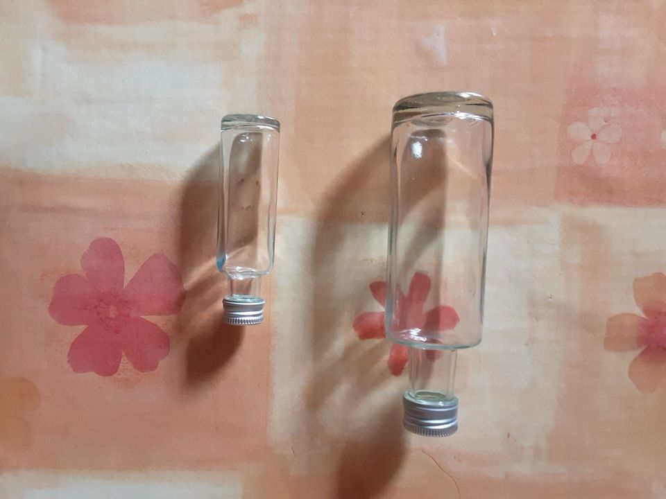 Glasfläschchen mit Schraubverschluss in Marpingen
