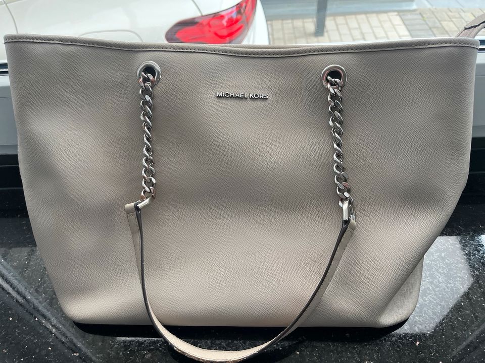 Michael Kors Handtasche /Shopper mit Portemonnaie grau in Hamm