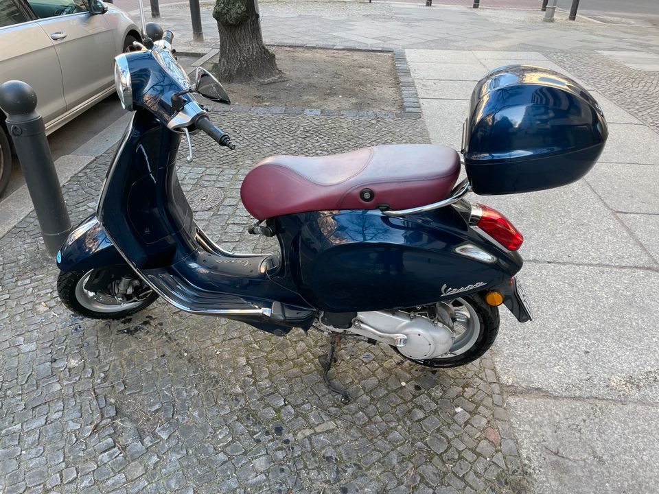 Vespa Primavera 50. 2 T dunkelblau in Berlin