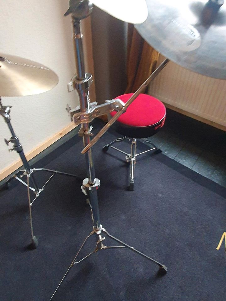 Drum Hocker Teppich Cymbals , Becken und Stative Galgenständer in Frankfurt am Main