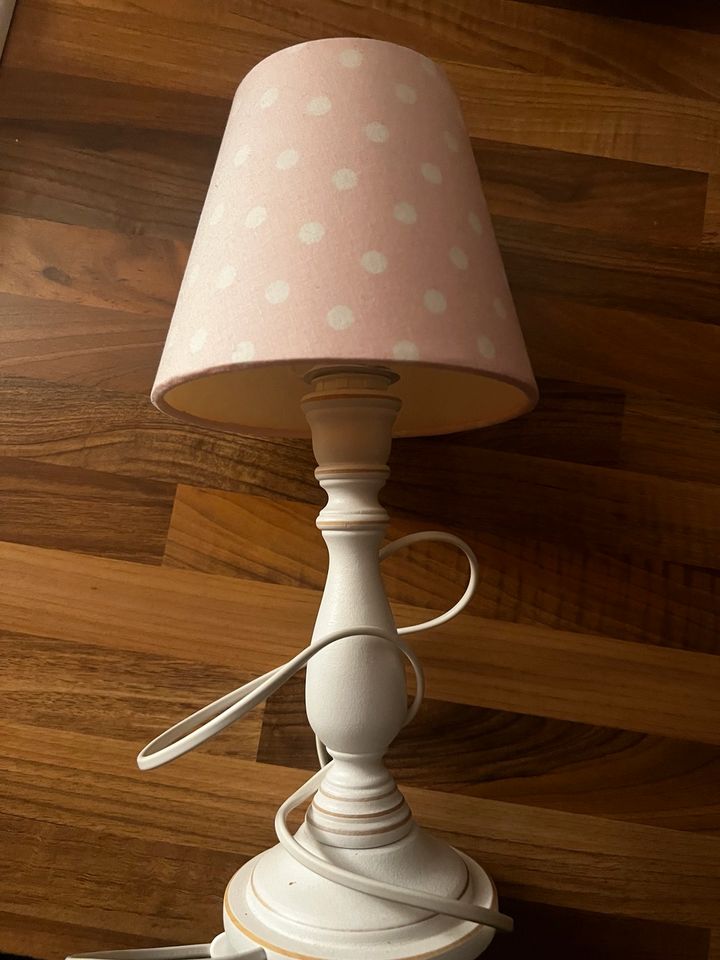 Tischlampe shabby weiß mit zwei Lampenschirmen in Bredstedt