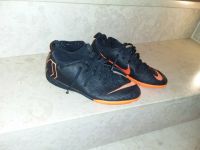 Nike Hallen Turnschuhe Gr. 36,5 schwarz Orange Bayern - Bruckberg bei Landshut Vorschau