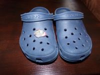 Crocs Clogs blau marine Lok Eisenbahn Zug Jibbitz C12/13 Gr. 30 Hessen - Florstadt Vorschau