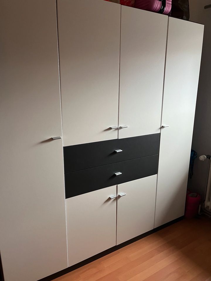 Großer Kleiderschrank!! in Ovelgönne