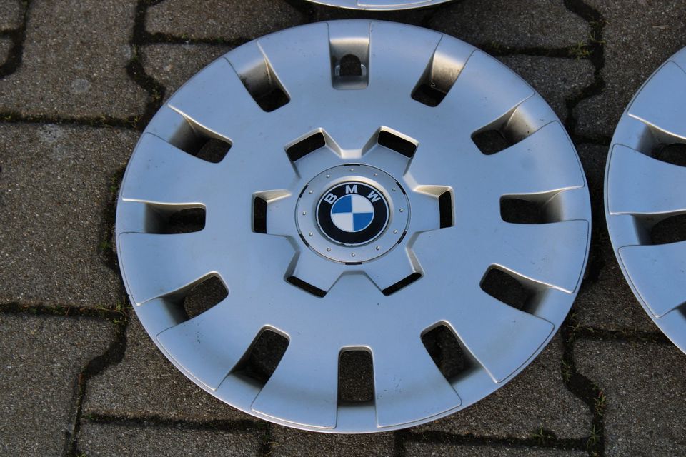 4 15-Zoll BMW Radkappen in Ichenhausen