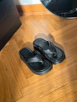 Schwarze Leder-Zehensteg-Sandalen Bayern - Augsburg Vorschau