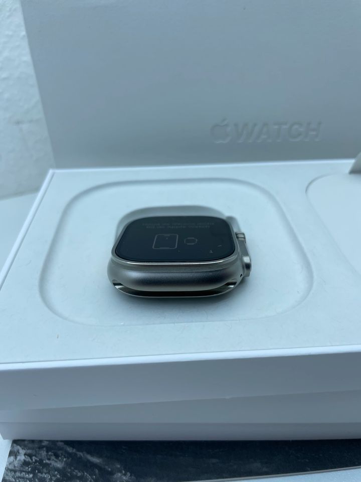 Apple Watch Ultra (GPS + Cellular)/ 8Armbänder in Berlin