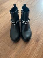 Schwarze Boots mit Kette Köln - Köln Buchheim Vorschau