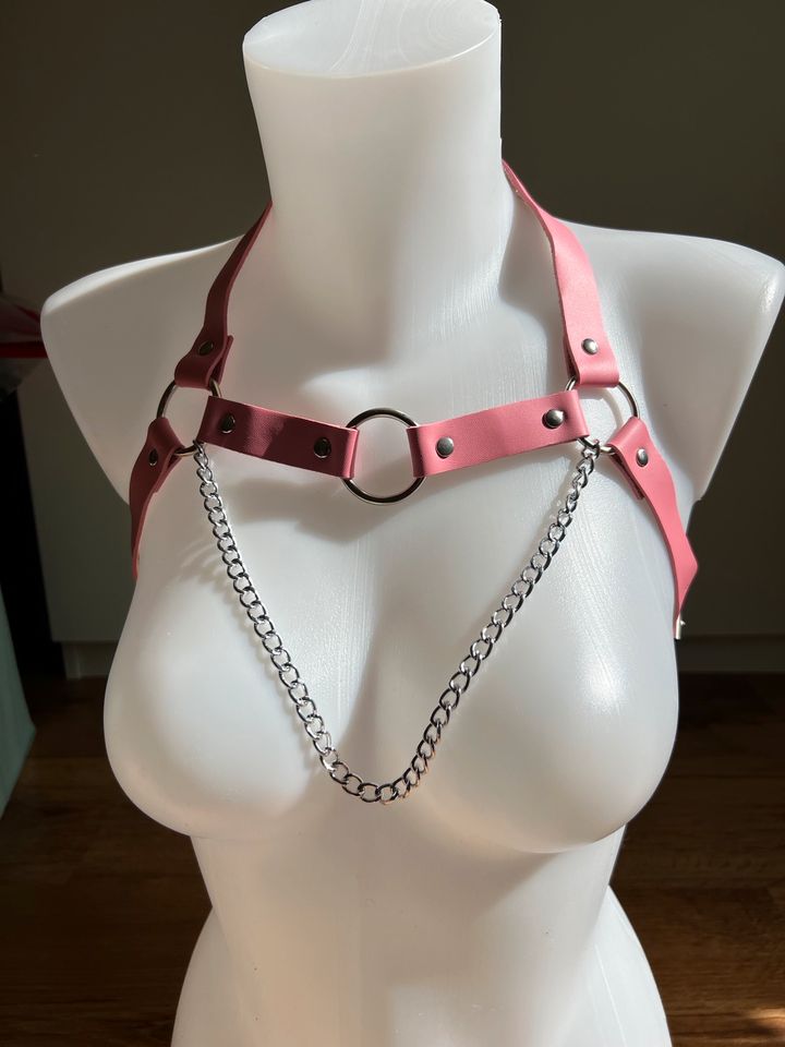Harness mit Ketten verstellbar Größe lila/schwarz/pink unisex in Berlin
