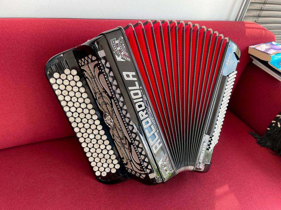 Akkordeon Accordiola Concerto Knopf . B-Griff . Wie neu . in Kleve